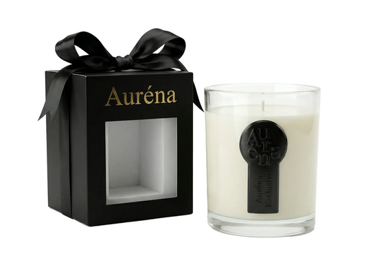 Auréna Duftkerze im Glas neben schwarzer Geschenkverpackung mit goldener Schrift und schwarzer Schleife, minimalistische Luxus-Produktdarstellung vor weißem Hintergrund.