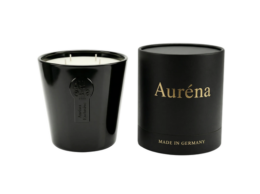Schwarze Auréna Luxus Duftkerze mit vier Dochten neben schwarzer Premium-Verpackung mit goldener Schrift auf weißem Hintergrund.