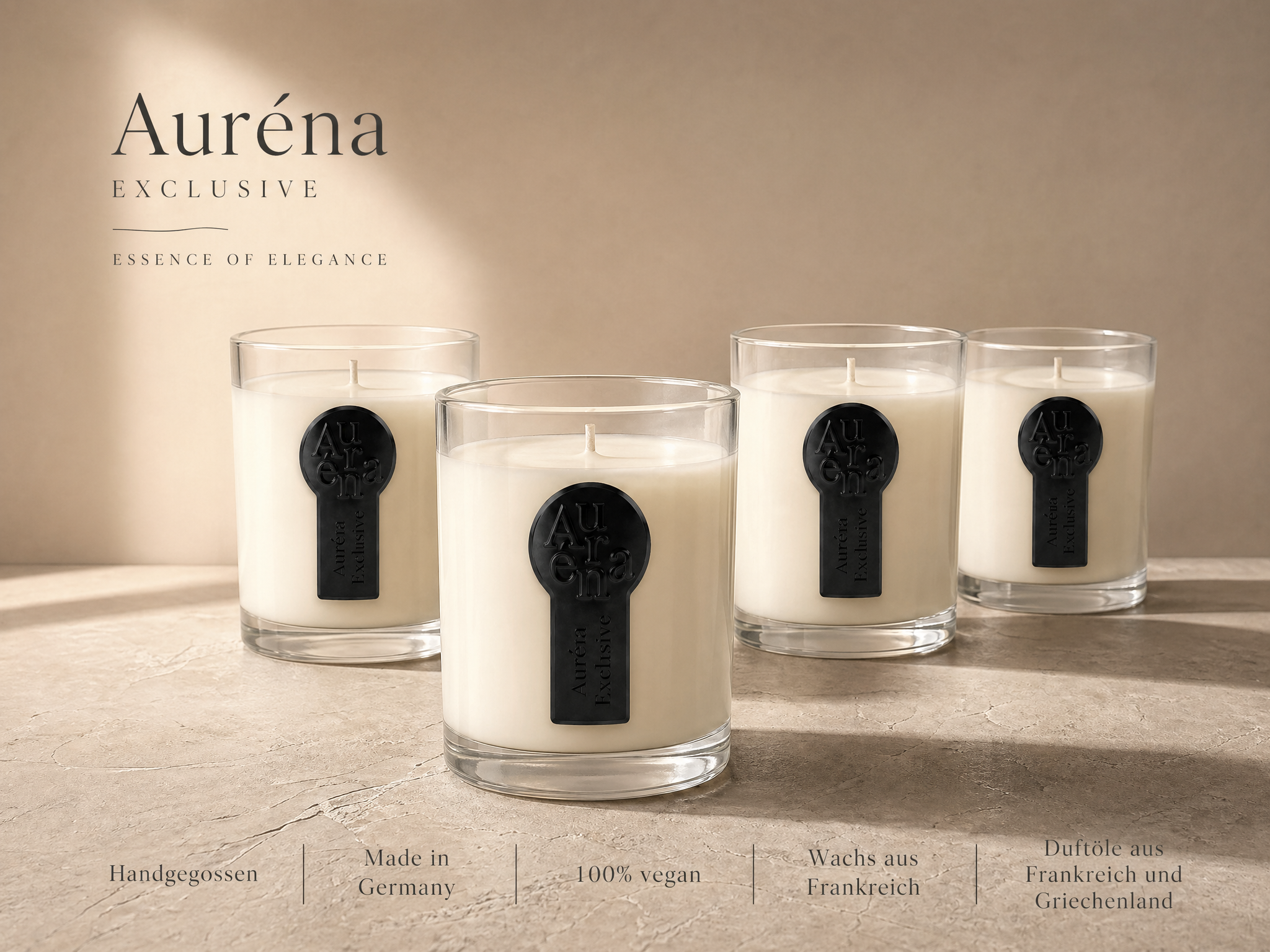 Vier elegante Auréna Duftkerzen mit cremefarbenem Wachs und schwarzem Signature-Label stehen auf einer hellen, strukturierten Oberfläche in einem minimalistischen, warmen Setting. Oben links ist der Schriftzug „Auréna Exclusive – Essence of Elegance“ zu sehen. Unterhalb des Bildes werden die Markenwerte hervorgehoben: handgegossen, hergestellt in Deutschland, 100 % vegan, Wachs aus Frankreich sowie Duftöle aus Frankreich und Griechenland.