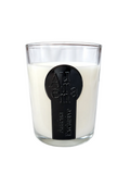 Minimalistische Auréna Duftkerze im Glas mit schwarzem 3D-Label auf reinweißem Hintergrund, elegante Luxus-Produktdarstellung.