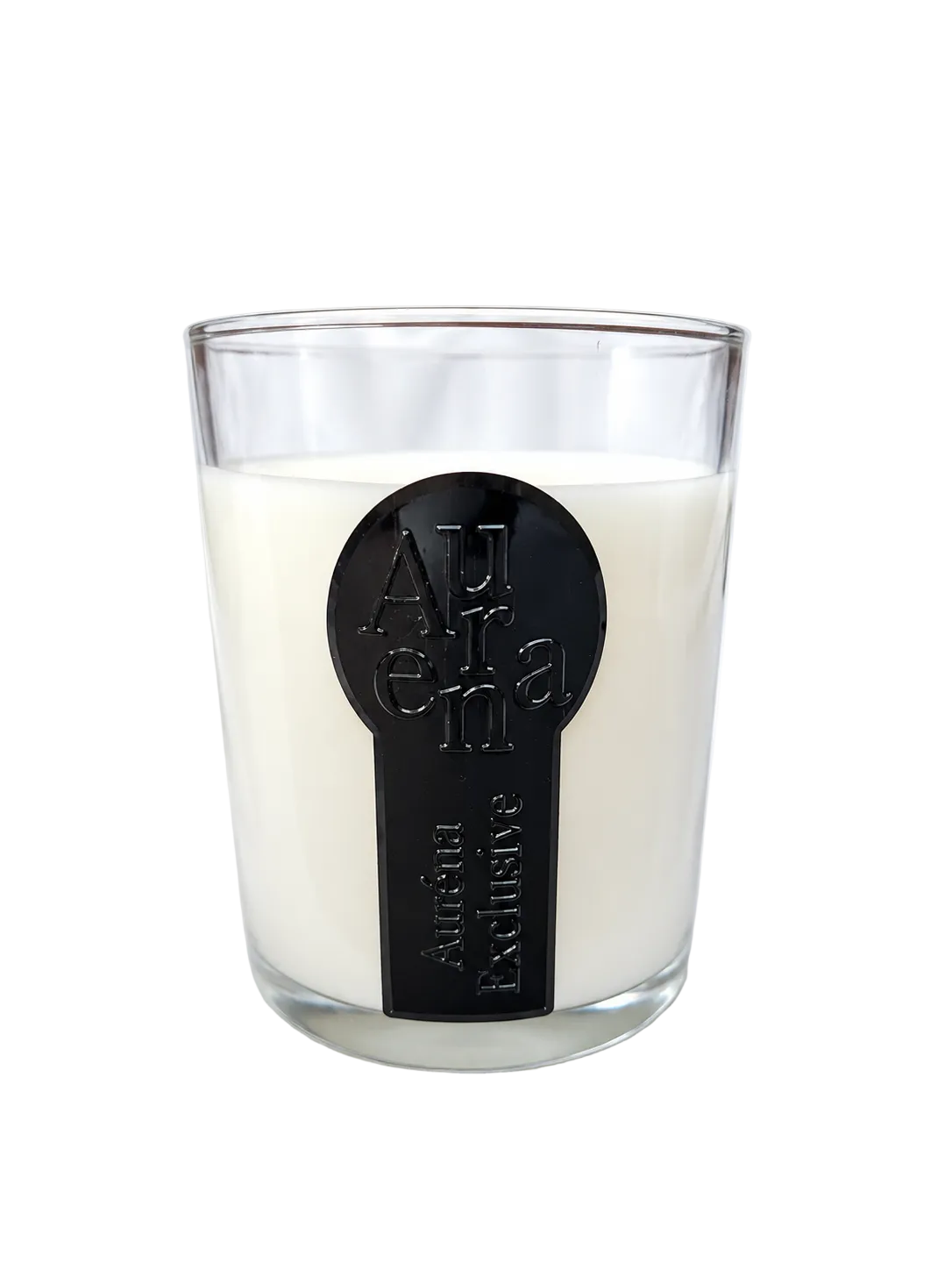 Minimalistische Auréna Duftkerze im Glas mit schwarzem 3D-Label auf reinweißem Hintergrund, elegante Luxus-Produktdarstellung.