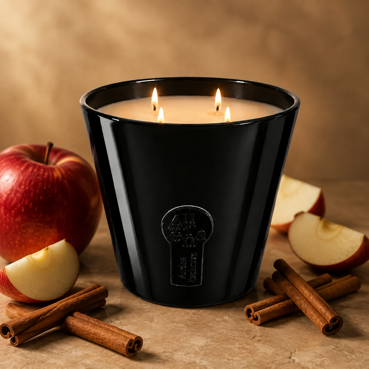  schwarze 650‑g‑Kerze als warmer Apfel‑Zimt‑Duft mit Äpfeln und Zimtstangen