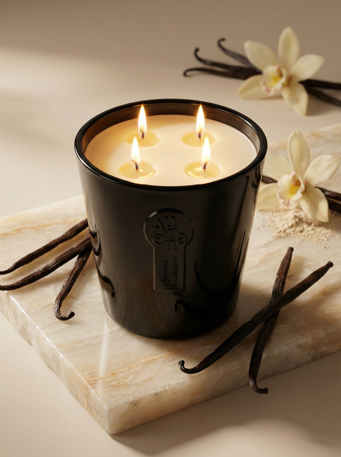 Brennende Auréna Luxus Duftkerze Vanilla Madagascar mit vier Dochten auf hellem Naturstein, umgeben von Vanilleschoten und warmen Naturmaterialien in eleganter Premium-Atmosphäre.