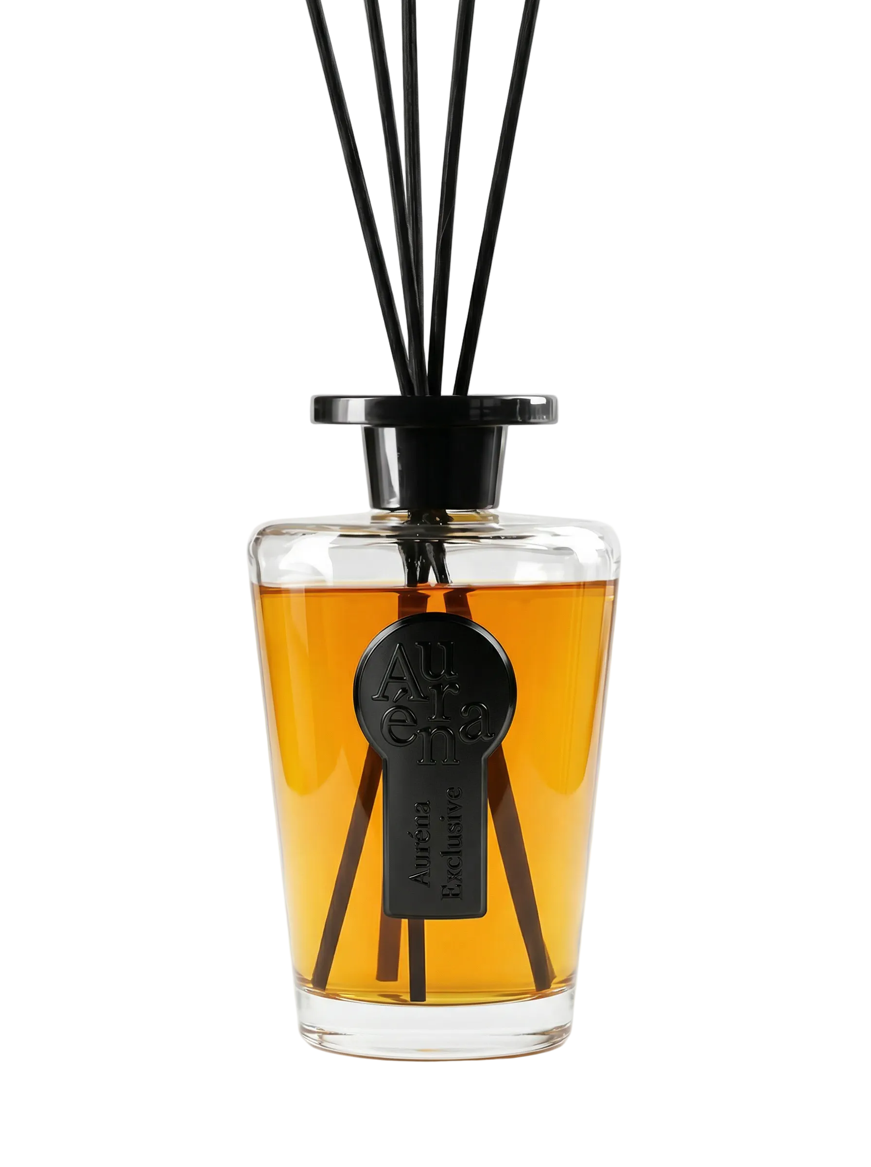 Luxuriöser Auréna Raumduft-Diffuser aus klarem Glas mit bernsteinfarbener Duftflüssigkeit, schwarzem Deckel und schwarzen Duftstäbchen. Auf der Vorderseite befindet sich ein schwarzes, geprägtes 3D-Label mit der Aufschrift „Auréna Exclusive“. Minimalistisches High-End Produktfoto vor reinweißem Hintergrund.