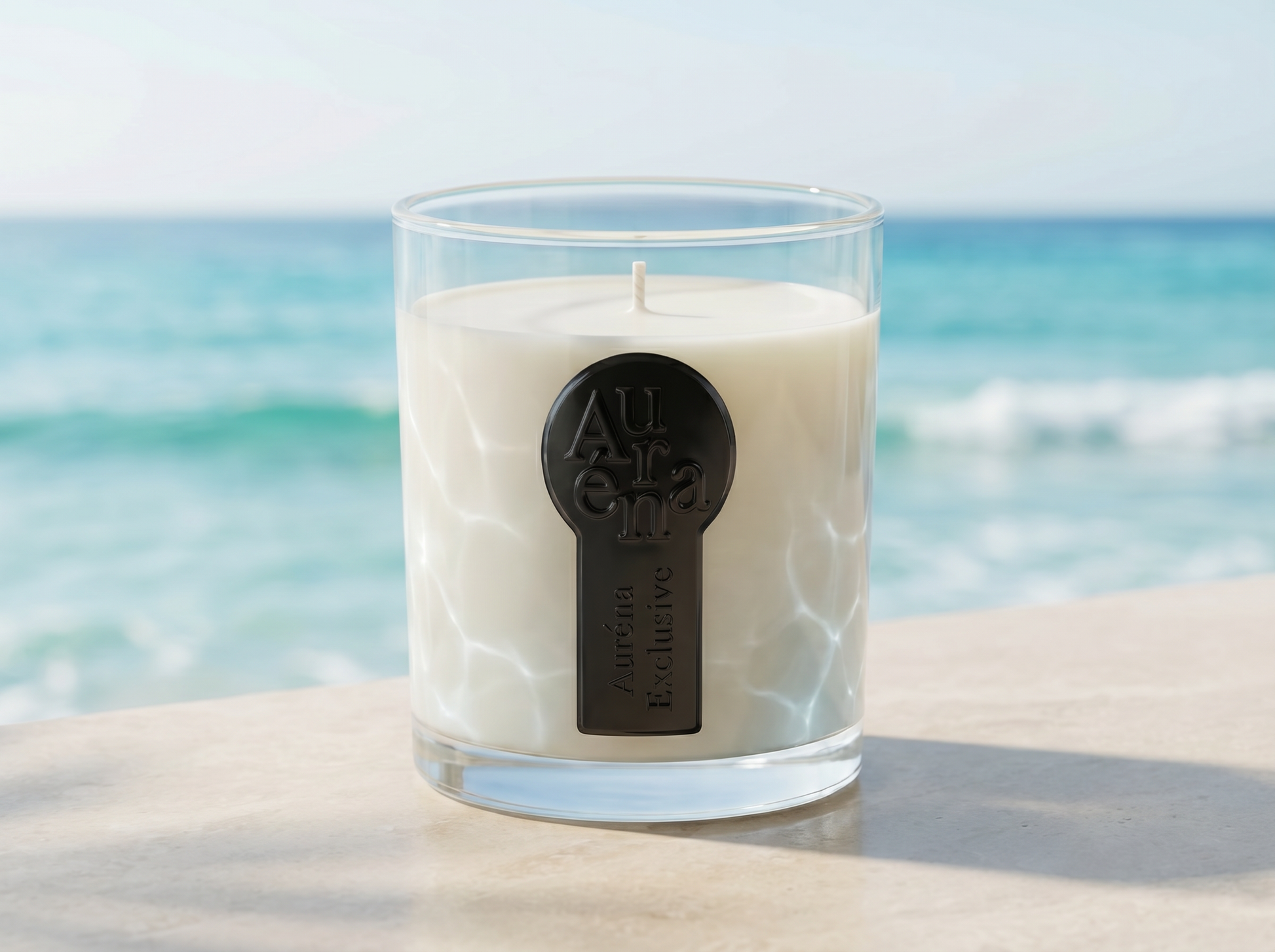 Auréna Duftkerze im Glas am Meer mit sanften Wasserreflexionen – handgegossene Premium-Kerze aus Deutschland mit frischem, maritimem Duft und eleganter, sommerlicher Atmosphäre.