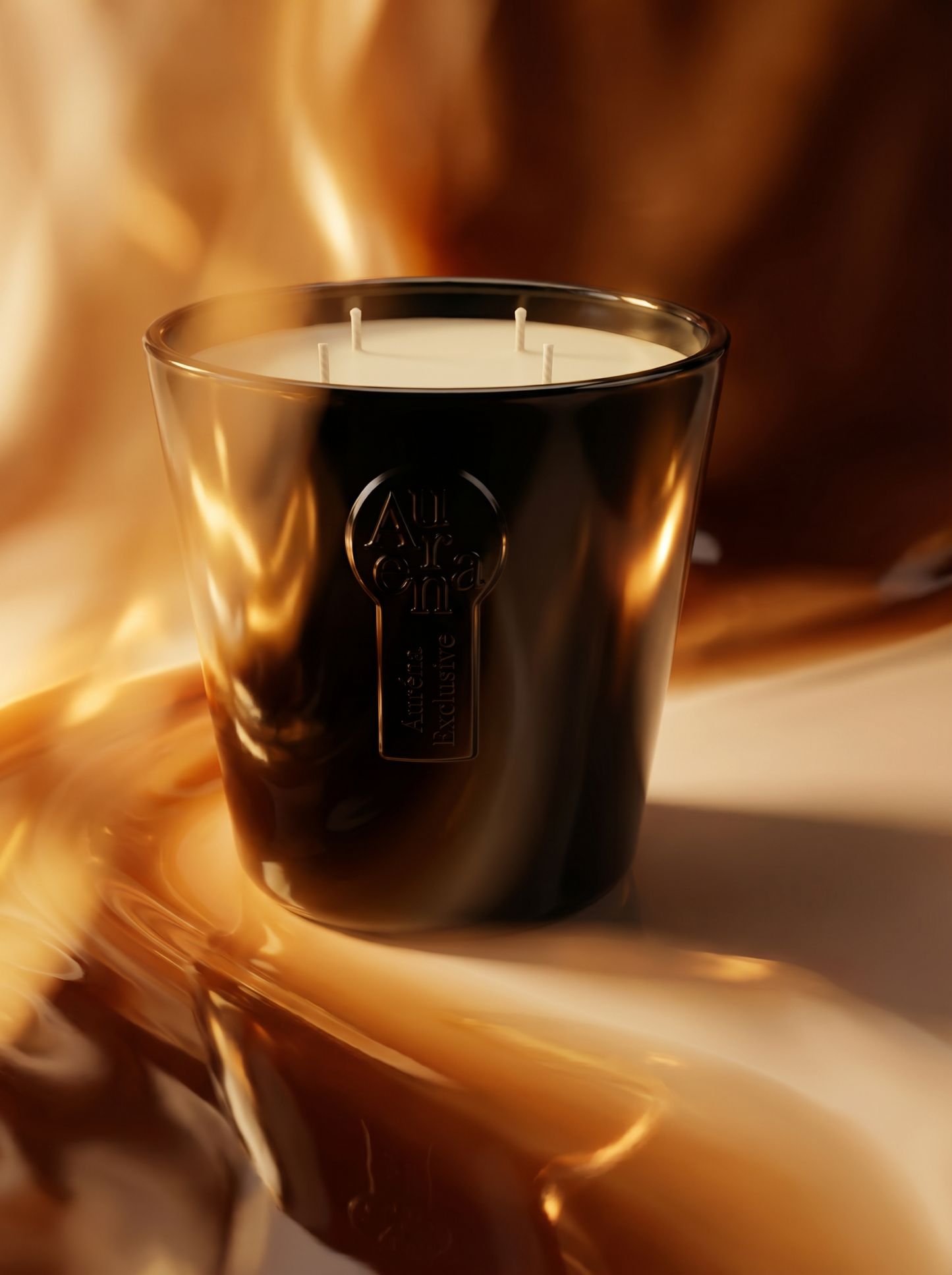 Luxuriöse schwarze Duftkerze von Auréna mit vier Dochten, umgeben von warmen, goldenen Karamellreflexionen – handgegossen in Deutschland, elegante Premium-Duftkerze in sinnlicher Atmosphäre.